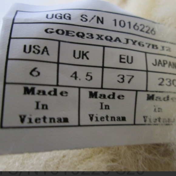 UGG Bailey Button II Beige Boot Size-6 Like New With box - Picture 6 of 10